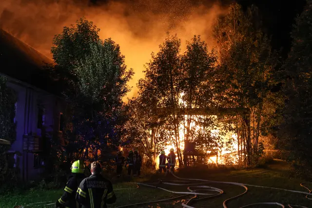 Flammenmeer in Sipbachzell: Ein altes Sägewerk hatte Feuer gefangen und brannte komplett ab: 13 Feuerwehren konnten Schlimmeres verhindern. Sie wurden vom Roten Kreuz unterstützt. | Foto: laumat.at