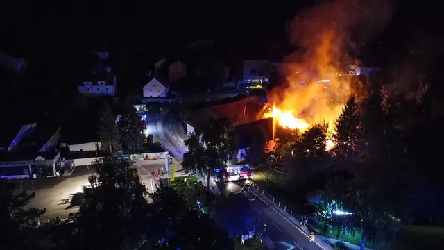 Flammenmeer in Sipbachzell: Ein altes Sägewerk hatte Feuer gefangen und brannte komplett ab: 13 Feuerwehren konnten Schlimmeres verhindern. Sie wurden vom Roten Kreuz unterstützt. | Foto: laumat.at