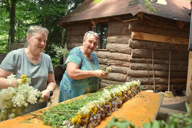 Der "Buschen" braucht viel Vorbereitungszeit - zum Sammeln der Kräuter und für die Zusammenstellung nach Traditionsart. | Foto: © Schwaighofer