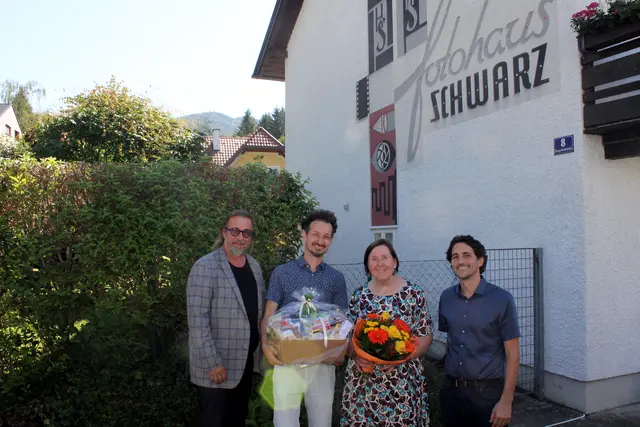 100 Jahre Fotohaus Schwarz in Scheibbs: Meisterfotografin Brigitte Schwarz (2.v.r.) mit Berufsfotografen-Landesinnungsmeister Christian Schörg(l.), Bürgermeister David Pöcksteiner (r.) und Vizebürgermeister Joseph Hofmarcher (2.v.l.) | Foto: Stadtgemeinde Scheibbs