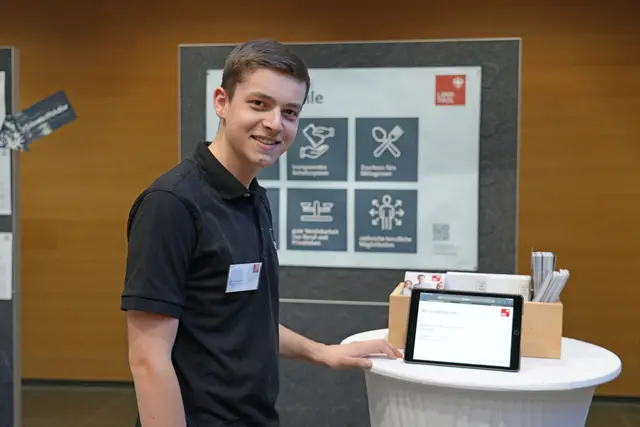 Die Mitarbeiter des Landes Tirol gehen individuell auf die Lebensläufe und Stärken der potenziellen Bewerber ein und geben Einblicke in den Landesdienst. | Foto:  Land Tirol/Reiter