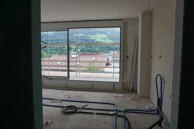 Großzügige Fensterflächen mit Dreifachverglasung sorgen für Helligkeit und Energieeffizienz. | Foto: Martina Obertimpfler 