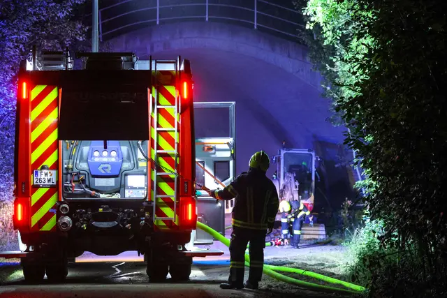 Am Donnerstagabend, 28. August, stand ein Baustellengerät unter der Autobahnunterführung in Sattledt in Flammen. | Foto: laumat.at