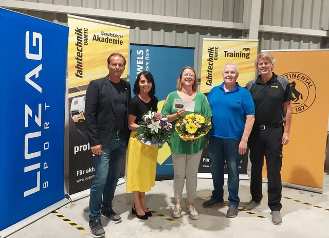 Traditionelles Tarockturnier in Marchtrenk: Gerald Brandstätter (Leiter Linz AG Sport), Maria Watzinger (2. Platz), Siegerin Sandra Sabkovski, Erwin Scharitzer (3. Platz) sowie Martin Studener (Geschäftsführer der ÖAMTC Fahrtechnik). | Foto: ÖAMTC Fahrtechnik
