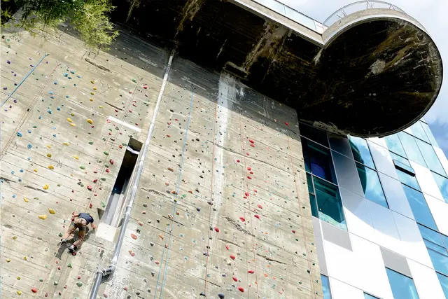 Am Samstag, 13. September von 9 bis 12 Uhr, kann man sich kostenlos an der Kletteranlage am Flakturm im Esterházypark ausprobieren.  | Foto: GB* / Markus Steinbichler
