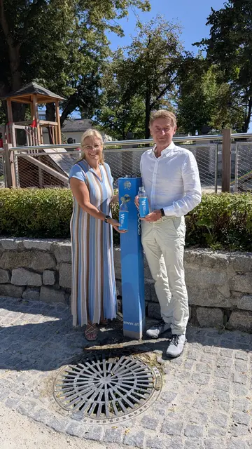 Die Welser Vizebürgermeister Christa Raggl-Mühlberger und Gerhard Kroiß konnten die öffentlichen Trinkwasserspender gleich selbst ausprobieren und sich von der Qualität überzeugen. | Foto: Stadt Wels