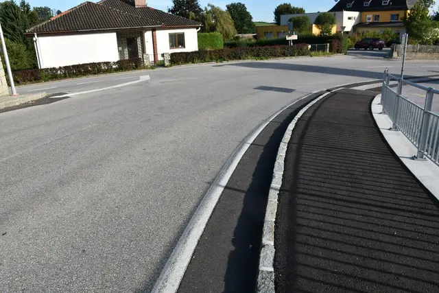 Gehsteig bei der "Affenzeller-Kreuzung" aus Richtung Marxer-Siedlung und Mönchdorf.  | Foto: Robert Zinterhof