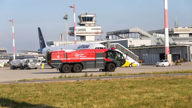 Ein Bild sagt mehr als tausend Worte: Wie hier zu sehen, braucht das Management des Flughafens Linz mittlerweile fast schon ein Feuerwehrauto, um die brenzlige Lage noch unter Kontrolle zu bringen. | Foto: laumat/Christian Schürrer