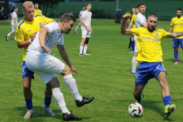 Stanko Ljiljak (Reith, in gelber Dresss) blockt Kössens Christian Hetzenauer | Foto: Habison