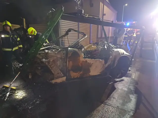 Durch den Brand sei ein Bahnschranken der ÖBB, ein Wagon des Zuges, eine Ampel sowie der Gehsteig der Gemeinde Pörtschach beschädigt worden.  | Foto: Tafrent