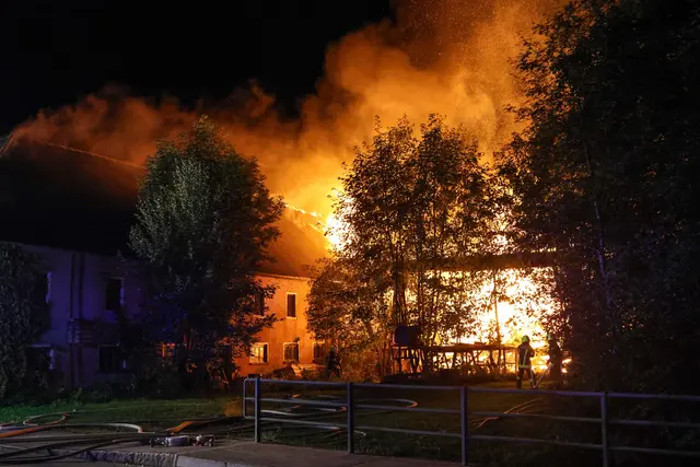 Flammenmeer in Sipbachzell: Ein altes Sägewerk hatte Feuer gefangen und brannte komplett ab: 13 Feuerwehren konnten Schlimmeres verhindern. Sie wurden vom Roten Kreuz unterstützt. | Foto: laumat.at