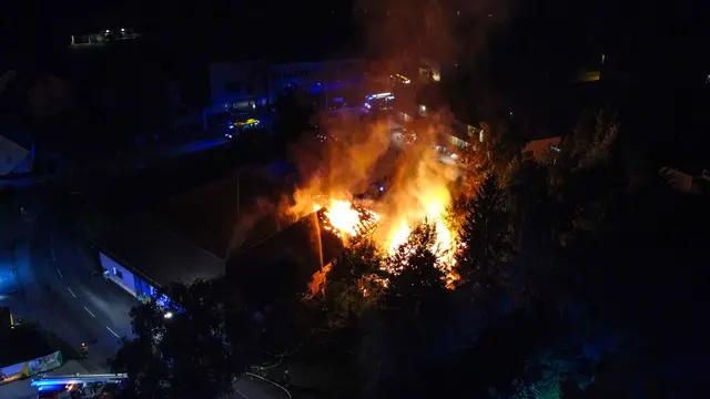 Flammenmeer in Sipbachzell: Ein altes Sägewerk hatte Feuer gefangen und brannte komplett ab: 13 Feuerwehren konnten Schlimmeres verhindern. Sie wurden vom Roten Kreuz unterstützt. | Foto: laumat.at