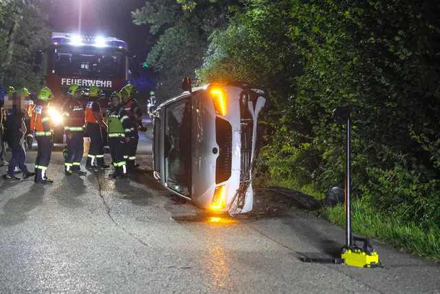 Nach der wilden Fahrt blieb der Pkw des seitlich liegen. Der Fahrer wurde nicht verletzt. | Foto: laumat.at