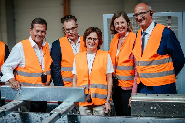 Der hochrangige poltische Besuch unterstreicht die Bedeutung der Sortieranlage von Höpperger für den Klimaschutz in Tirol und ganz Österreich (v.l.n.r.): Harald Höpperger, Projektleiter Thomas Baldt, EU-Kommissarin Jessika Roswall, Staatssekretärin Barbara Eibinger-Miedl, LH Anton Mattle. | Foto: Höpperger Umweltschutz