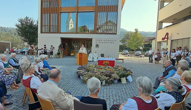 Örtliche Kräuterbuschen Segnung in der Gemeinde Niederndorf vor dem Gemeindeamt. | Foto: © Schwaighofer