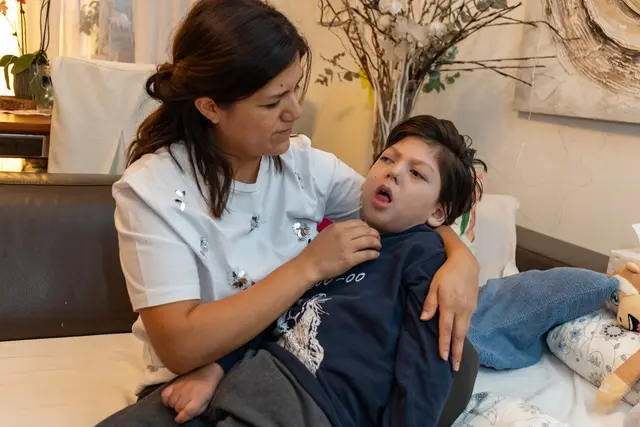 Mama Princesa kümmert sich liebevoll um den kleinen Raphael. | Foto: Christine Fröschl