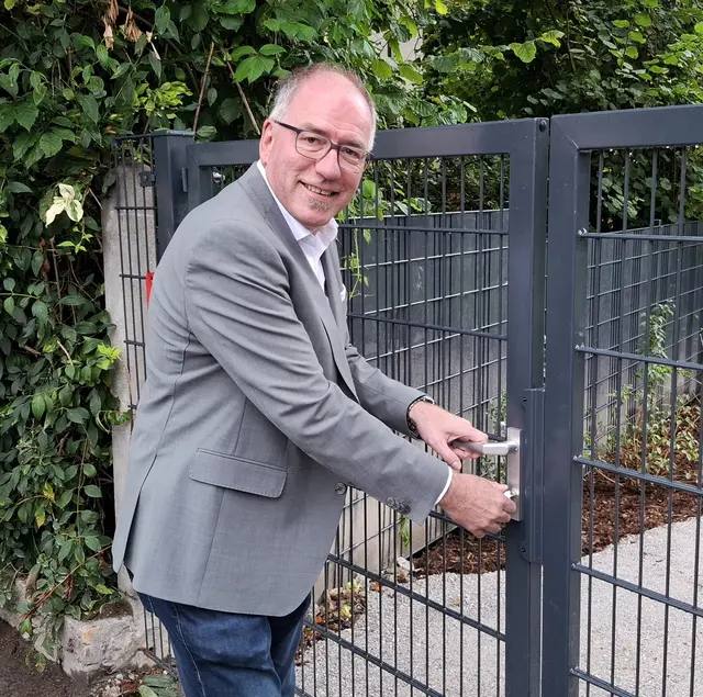 Bürgermeister Alexander Stangassinger schließt das Tor des Forstgartens auf. | Foto: Josef Wind