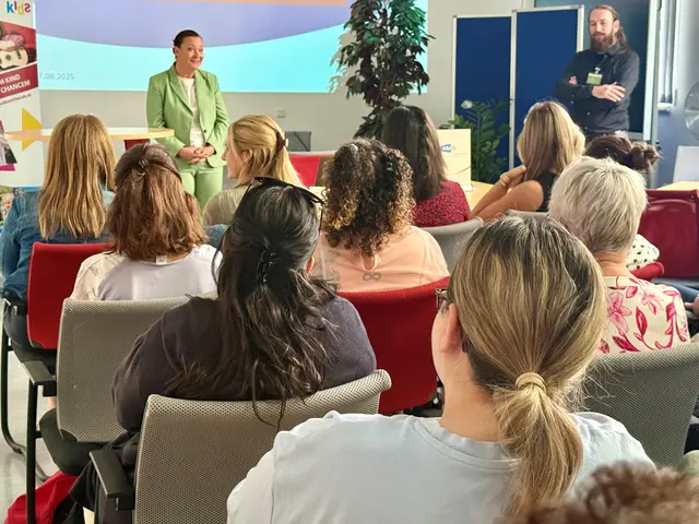 Rund 90 Steirerinnen und Steirer – fast ausschließlich Frauen – wurden seit Mitte des Jahres mit Mitteln des Arbeitsmarktservice (AMS) zu Kinderbetreuerinnen und -betreuern und Tageseltern ausgebildet. | Foto: AMS Steiermark