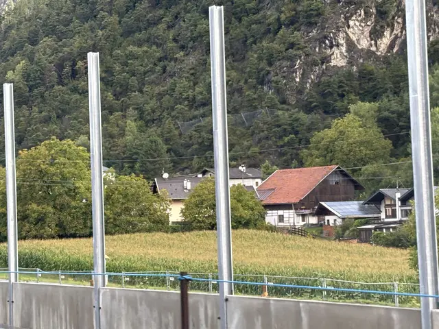 Baustelle auf A12: Lärmschutzwände sollen auch die Zirler Siedlungen Eigenhofen und Dirschenbach (im Bild rechts) schützen.