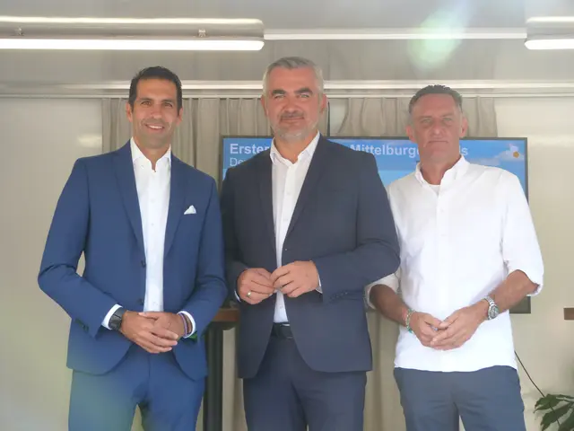 Vorstandes der Burgenland Energie Stephan Sharma, Landesrat Heinrich Dorner und Bürgermeister von Deutschkreutz Andreas Kacsits präsentierten feierlich den ersten Hybridpark des Mittelburgenlandes.  | Foto: Vanessa Wittmann