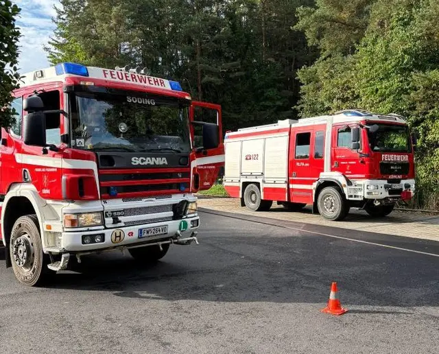 Mit mehreren Feuerwehrautos waren die Wehren am Einsatzort. | Foto: FF Söding