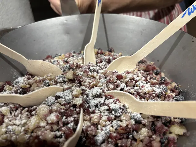 Muas und Früchte werden schließlich vermischt und eventuell streut man noch Staubzucker darüber. Gegessen wird traditionell aus einer Pfanne. | Foto: Nicole Hettegger
