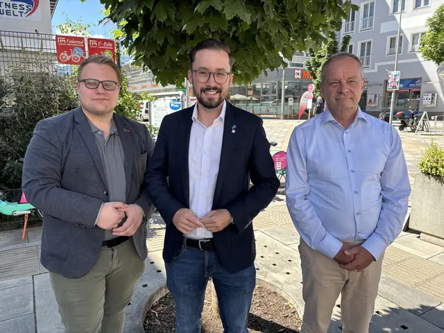 Wollen das Thema Kinderbetreuung und Kosteneinsparungen nicht auf die lange Bank schieben (v. l.): Justin Hoffmann (ÖVP), Florian Wernbacher (FPÖ) und Werner Murgg (KPÖ). | Foto: MeinBezirk