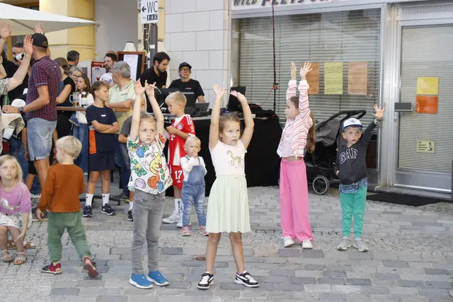 Auch die jüngeren Fans zeigten sich begeistert von der Musik. | Foto: Walter Kellner