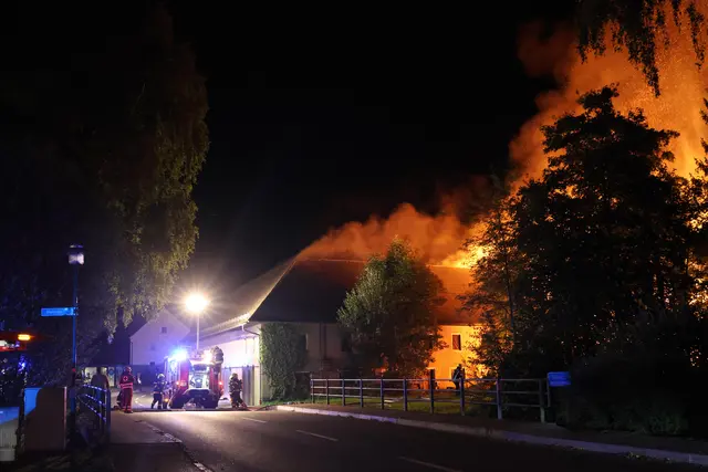 Flammenmeer in Sipbachzell: Ein altes Sägewerk hatte Feuer gefangen und brannte komplett ab: 13 Feuerwehren konnten Schlimmeres verhindern. Sie wurden vom Roten Kreuz unterstützt. | Foto: laumat.at