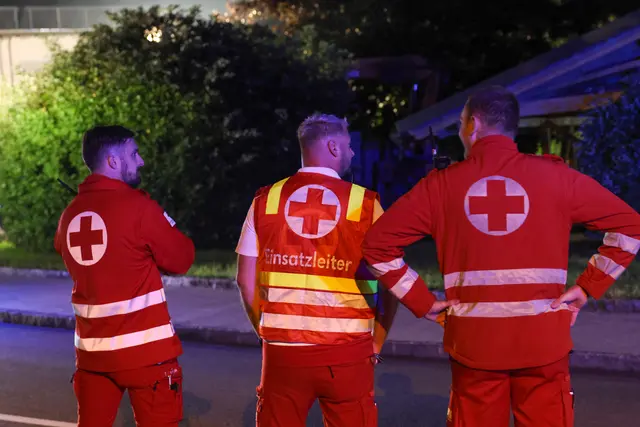 "Wir unterstützten die Feuerwehr und betreuten die Mannschaft", so der Einsatzleiter des Roten Kreuzes, Benjamin Rothner (Mitte). | Foto: laumat.at