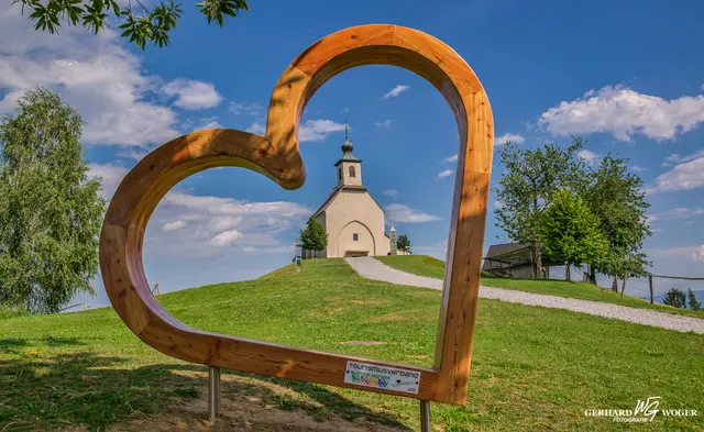 Die weithin sichtbare Wolfgangikirche in Hollenegg (Marktgemeinde Bad Schwanberg) ist für Gerhard Woger ein besonderer Kraftplatz. | Foto: Gerhard Woger