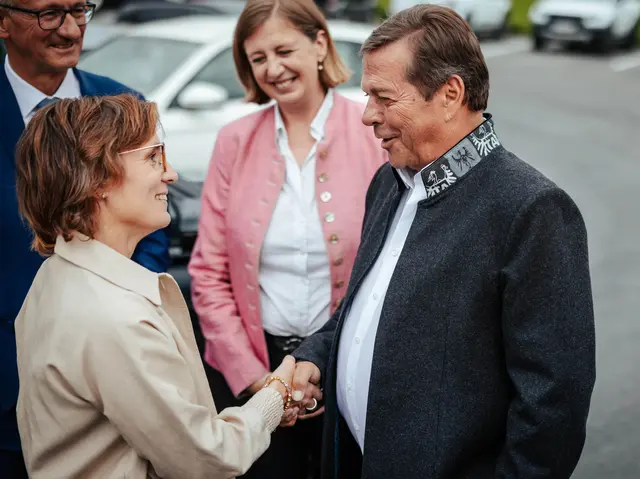 Mit großer Freude begrüßte GF Harald Höpperger EU-Kommissarin Jessika Roswall in Pfaffenhofen. | Foto: Höpperger Umweltschutz