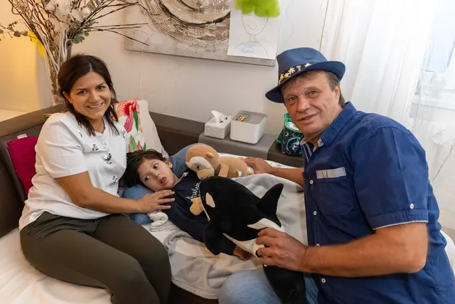 Um Geld für den schwer behinderten Raphael zu sammeln, hat Eventmanager Thomas Hetlinger (r.) eine Spendenaktion ins Leben gerufen. | Foto: Christine Fröschl