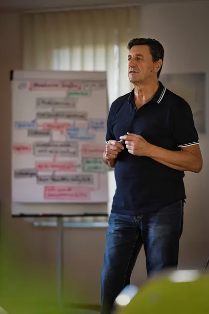 Helmut Ranalter begleitet als erfahrener Männerberater die Männercafés und Väterworkshops in Wolfsberg. | Foto: Mischitz.at | Mischitz Media