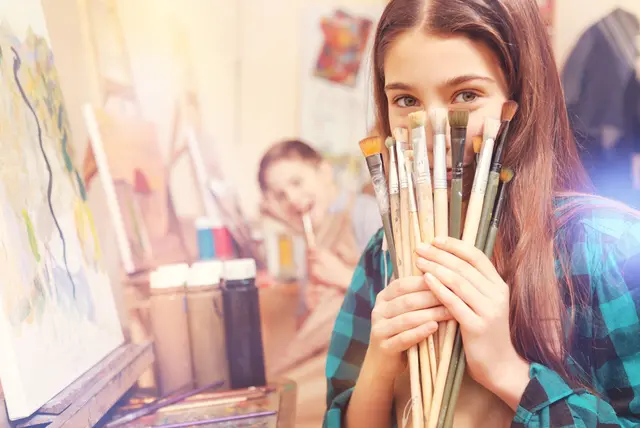 In der Malakademie steht die Freude am kreativen Gestalten im Mittelpunkt.  | Foto: Foto: istock/yacobchuk