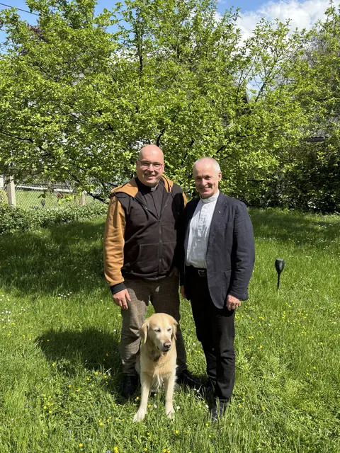 Bischofsvikar Gerhard Viehhauser (re.) folgt auf Pfarrer Josef Pletzer (mit Hund Amus), den es in die Pfarre Kufstein zieht. Mit kommenden Montag, 1. September 2025, übernimmt er offiziell den Pfarrverband Salzburg-Nord. Die offizielle Installation erfolgt dann am Sonntag, 14. September 2025. | Foto: Schrofner