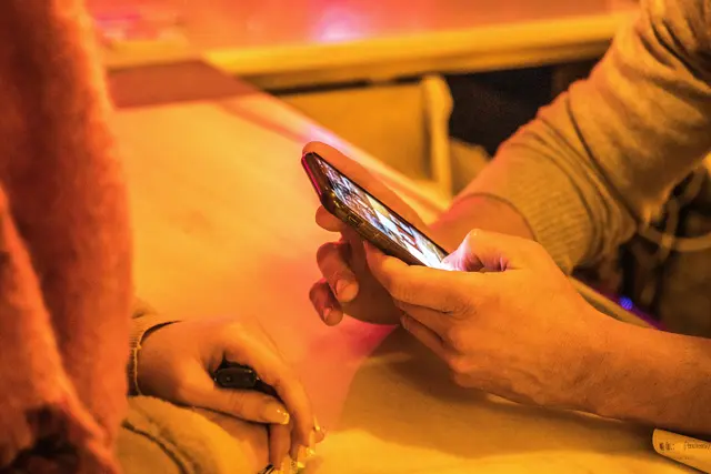 Wer auf Tinder verzichten will, kann bereits zahlreiche Alternativen finden. (Symbolbild) | Foto: Unsplash/Miquel Parera