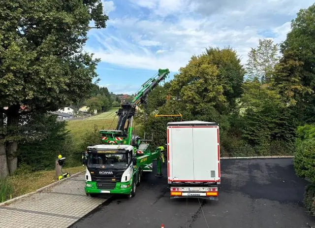 Das Bergeunternehmen arbeitete mit einem schweren Kran. | Foto: FF Köppling