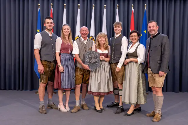Christian und Maria Neudorfer wurden mit dem Ehrentitel "Erbhof" ausgezeichnet. | Foto: Land OÖ/Margot Haag