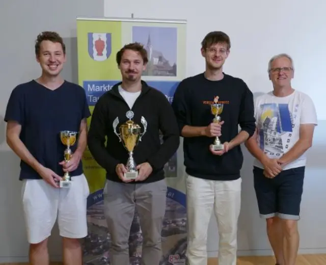 V. l..: Florian und Maximilian Mostbauer, Michel Tischler und Didi Hiermann. Veranstaktet wurde das Turnier vom Schach-Klub Taufkirchen. | Foto: Schachklub Taufkirchen