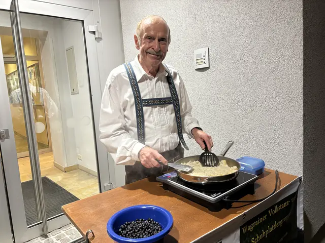 Uwe Hohenwallner lernte das Muas-Kochen von seiner Mutter. | Foto: Nicole Hettegger