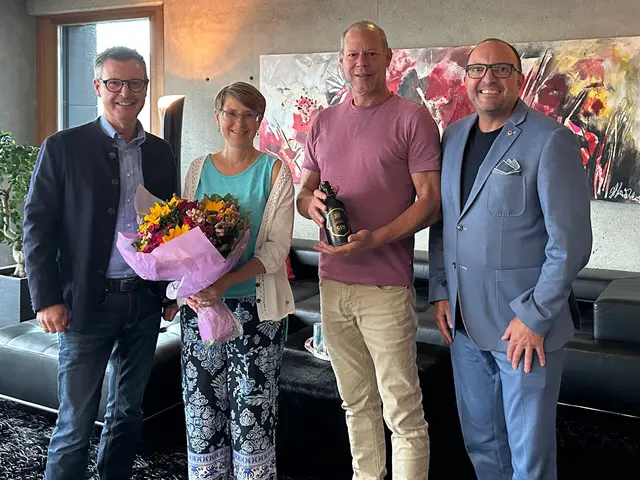 Bei der Firma Eder Bau in Eugendorf empfing Geschäftsführer Harald Eder und Chefsekretärin Sieglinde Leitner die Lions-Präsente durch Jörg Summer und Kurt Katstaller | Foto: Lions St. Pölten Jakob Prandtauer
