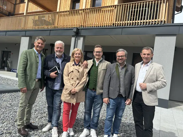 Bgm. Albert Brunner, Helmut, Renate, Johannes und Christoph Gübitz, Bgm. Hannes Schmidhofer. | Foto: Verderber