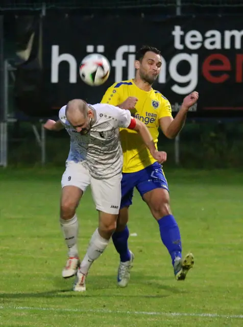 Mladen Dusanic (Reith, in Gelb) gegen Kössen-Kapitän Thomas Steffl (vorne) | Foto: Habison