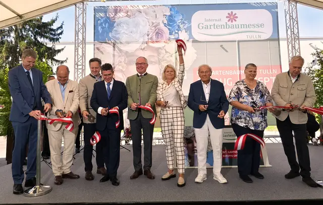 Wolfgang Strasser, Wolfgang Sobotka, Johannes Schmuckenschlager, Peter Eisenschenk, Stephan Pernkopf, Klaudia Tanner, Wilhelm Stift, Ulrike Jezik-Osterbauer und Walter Rosenkranz eröffneten gemeinsam die Gartenbaumesse Tulln.
| Foto: Christian Nowotny
