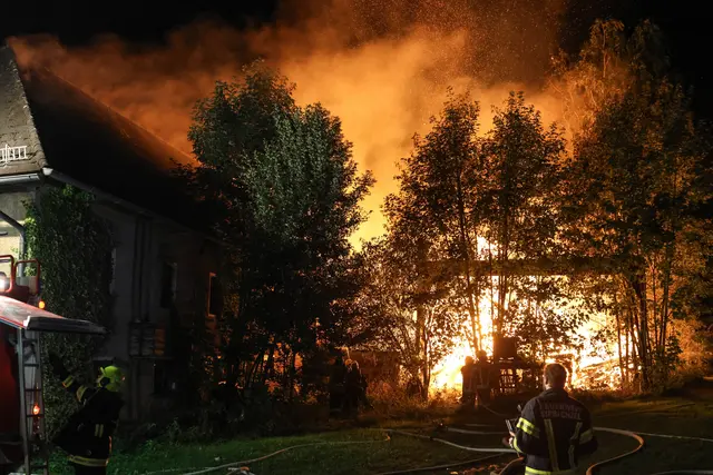 Flammenmeer in Sipbachzell: Ein altes Sägewerk hatte Feuer gefangen und brannte komplett ab: 13 Feuerwehren konnten Schlimmeres verhindern. Sie wurden vom Roten Kreuz unterstützt. | Foto: laumat.at