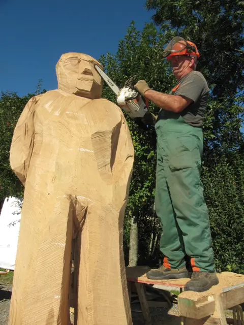 Künstler gestalten ihre Werke im Zuge des Symposiums "kunstfluss".  | Foto: Gem. Schwendau