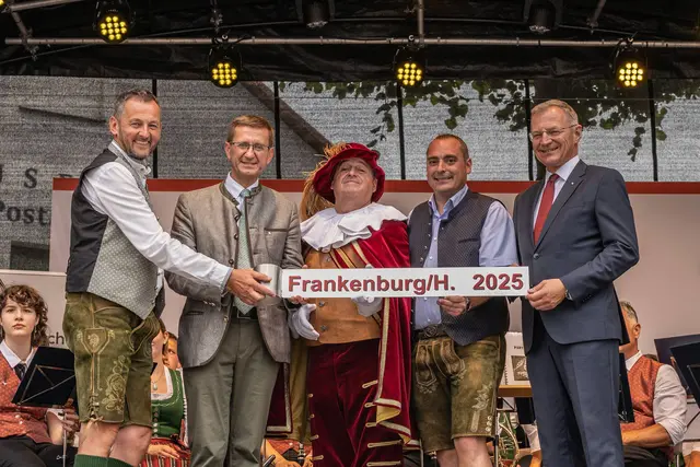 Die OÖ. Ortsbildmesse 2025 findet in Frankenburg statt. Bürgermeister Karl Mayr, Wolfern (Schauplatz der OÖ. Ortsbildmesse im Vorjahr), Wirtschafts- und Raumordnungs-Landesrat Markus Achleitner, Helmut Streicher, DOSTE-Obmann von Frankenburg im Kostüm für die Frankenburger Würfelspiele, Bürgermeister Norbert Weber, Frankenburg, und Landeshauptmann Thomas Stelzer (v.l.). | Foto: Land OÖ/Tina Gerstmair