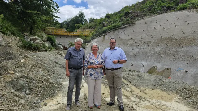 Landtagsabgeordneter Hermann Hauer (ÖVP), Warhs Bürgermeisterin Michaela Walla (ÖVP) und Nationalrat Thomas Elian. | Foto: Hannes Mauser/ÖVP