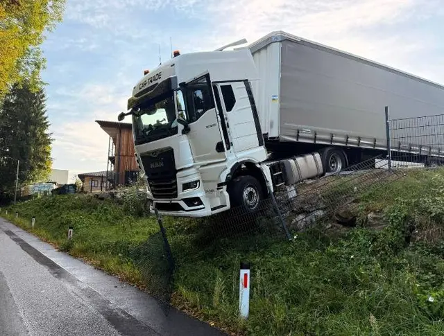 Ein LKW drohte in Söding weiter abzurutschen, das Führerhaus ging quasi in der Luft. | Foto: FF Söding